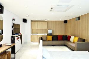 光州Biennale Hotel的带沙发的客厅和厨房