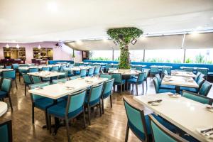 新加坡Furama City Centre的一间配备有桌子和蓝色椅子的用餐室