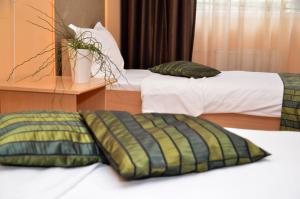 瓦尔纳索伯纳酒店的两张带枕头的酒店客房床铺