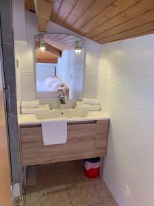 安格雷滨海高尔夫公寓式酒店的一间带水槽和镜子的浴室
