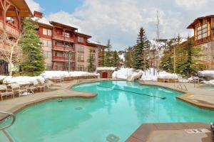 索利图德Powderhorn Lodge 408: Rustic Mountain Suite的雪地度假胜地的游泳池