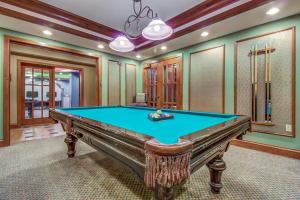 索利图德Powderhorn Lodge 408: Rustic Mountain Suite的天花板客房内的台球桌