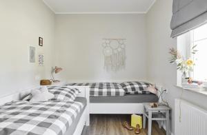 普雷罗Schwedenglück Prerow的一间卧室设有两张床和窗户。
