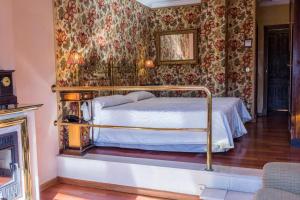 塞维利亚阿拉巴德罗酒店的卧室配有一张床铺,位于带花卉壁纸的房间