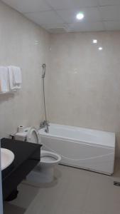 金瓯Sao Kim的浴室配有卫生间、浴缸和水槽。