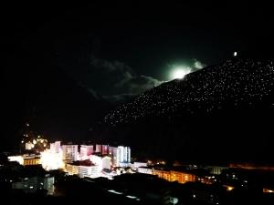 康定康定锅庄南无号精品民宿的山顶上晚上有灯光的山丘
