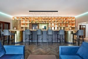 陶努斯山麓霍夫海姆法兰克福机场西H+酒店的酒吧餐厅里,有蓝色酒吧凳子