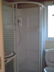 巴尔巴特芬卡埃尔阿布埃罗酒店的带淋浴、卫生间和盥洗盆的浴室