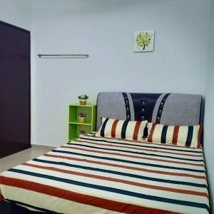 艾尔克如Ana Homestay Ayer Keroh Melaka的一张床上有两个枕头的房间