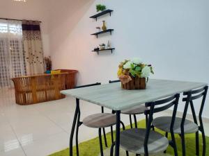 艾尔克如Ana Homestay Ayer Keroh Melaka的一张蓝色桌子和四把椅子