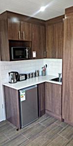 PanoramaPanorama Self Catering的厨房配有木制橱柜和不锈钢用具