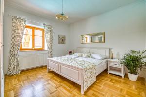 加姆利茨Winzerhaus Skoff Original的卧室配有白色的床和窗户。