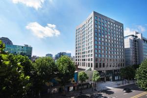 首尔Orakai Daehakro Hotel的一条城市街道上高大的白色建筑