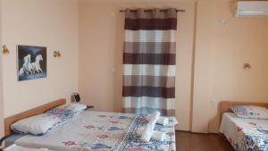盖夫盖利亚Sunshine的一间卧室配有两张床和窗帘