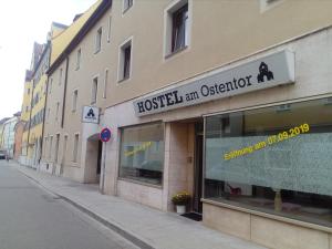 雷根斯堡Hostel am Ostentor的商店前有标志的建筑物