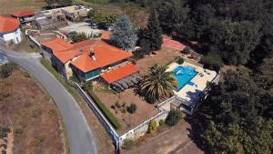 奥伦塞Aldea Figueiredo的享有带游泳池的房屋的空中景致