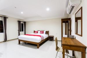 清迈Canary House Rachawong คานารี่ เฮ้าส์ ราชวงศ์的一间卧室配有一张床和一张木桌