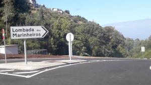 法亚·达·奥韦利亚Madeira Native Motion Guest House的路旁的街道标志