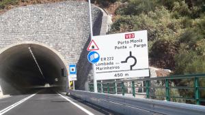 法亚·达·奥韦利亚Madeira Native Motion Guest House的道路一侧有标志的隧道