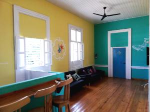 太子港Park Hostel的客厅设有绿色和黄色的墙壁和沙发
