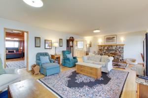IslandaleLopez Island Agate Beach Waterfront Home的客厅配有蓝色椅子和沙发