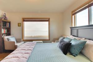 Lopez Island Agate Beach Waterfront Home客房内的一张或多张床位