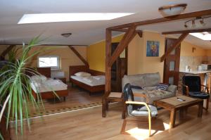 卡托维兹加瓦莱克旅馆的客厅配有沙发和1张床