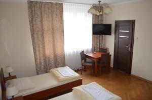 卡托维兹加瓦莱克旅馆的配有一张床、一张书桌和一扇窗户的酒店客房