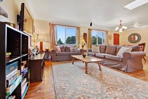 布拉格堡Park View的客厅配有沙发和桌子