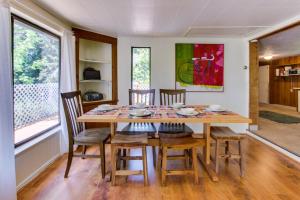吉尔哈特Ridge Path Cottage的一间带木桌和椅子的用餐室