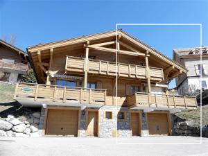 拉克吕萨Aulp de Suz 2 - Chalet avec vue的带阳台的大型木屋