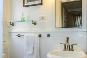 圣地亚哥乔拉别墅的浴室配有盥洗盆、镜子和毛巾