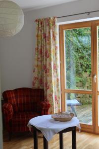 巴特索登-阿伦多夫Haus Hilgenfeld的客厅配有椅子、桌子和窗户