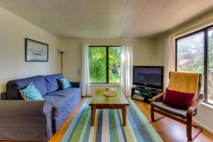 吉尔哈特Ridge Path Cottage的客厅配有蓝色的沙发和桌子