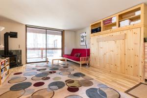 特拉基Aspen Grove Studio at Northstar的客厅配有红色沙发和地毯。