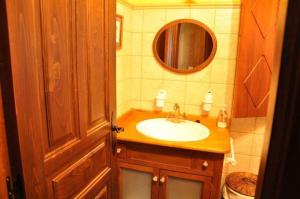 PradoApartamento El Acebo的一间带水槽和镜子的浴室