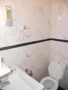 巴黎太平洋酒店 的浴室设有卫生间和墙上的肥皂机