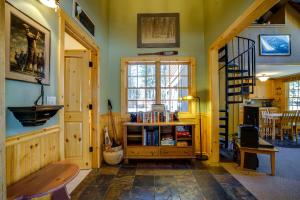 森赖弗1 Pine Mountain的一间设有楼梯的房间和书架
