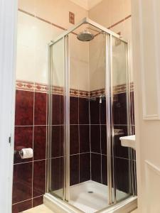 梅登黑德Norfolk House的浴室内带玻璃淋浴间