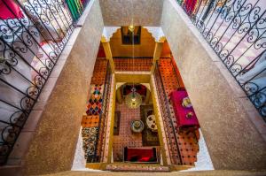 廷吉尔Riad Sephora的客厅设有楼梯,享有高空的景色