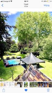 波佩林赫Charmehotel Manoir Ogygia的一张帐篷和游泳池的照片