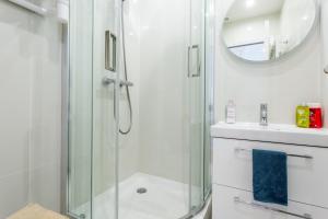 巴黎Cozy Studio With Amazing View的带淋浴和盥洗盆的浴室