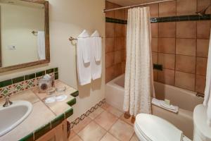 圣达菲阿拉米达酒店的一间带水槽、浴缸和卫生间的浴室