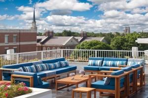 达拉斯陆梦酒店的阳台的庭院配有蓝色的桌椅
