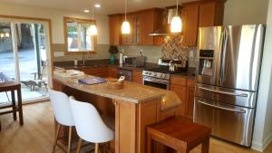 西雅图Water View Home的厨房配有不锈钢冰箱和木制橱柜
