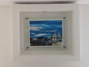 危地马拉Apartments and Rooms Distecon的透过窗户可欣赏到城市美景