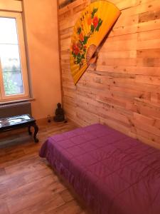 沙勒罗瓦Sweet home的卧室配有一张木墙内的紫色床