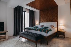 比哈奇可斯特莱凯布可酒店的一间卧室设有一张床和一个大窗户