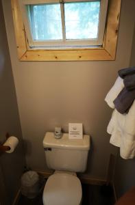 克利尔沃特Overlook Inn & Cabins的一间带卫生间的浴室,配有窗户和毛巾