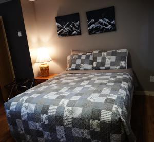 克利尔沃特Overlook Inn & Cabins的一间卧室配有一张带 ⁇ 子毯子的床